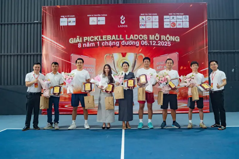 Nha khoa Việt nhà tài trợ VÀNG sự kiện thể thao PICKLEBALL LADOS 2025 và tặng 1000 áo ấm cho trẻ em ảnh hưởng bão lũ